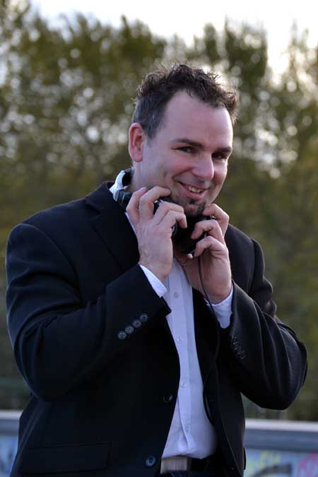 DJ Frank Morris mit Kopfhörer am Ohr